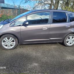 Very low millage, 2 keys, 9 monthes MOT, sunroof, clean and in excellent condition.