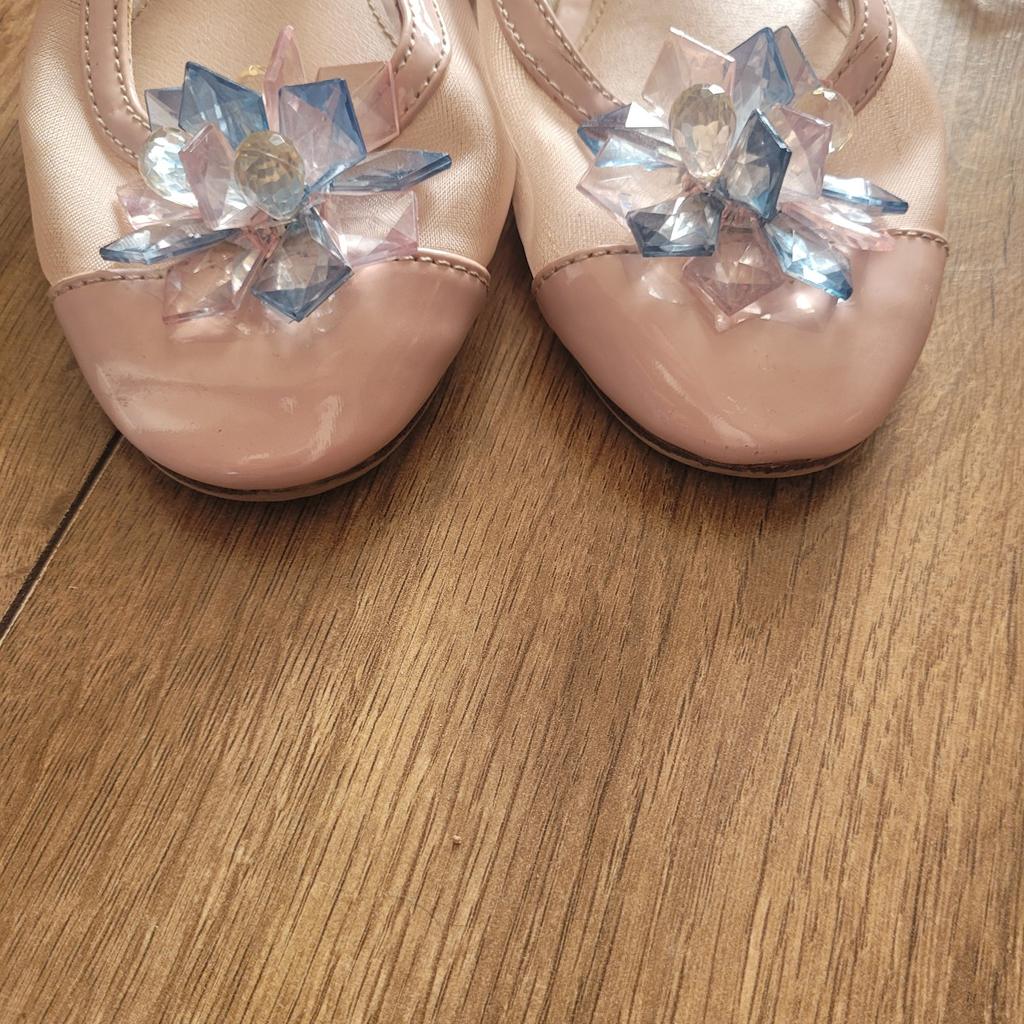 £4
Size 10 child
Zara
Flat shoes
Preloved very good condition

#zara #zarashoes #flatshoes #pinkshoes #shoes