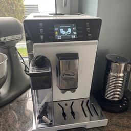 Kaffeemaschine / Kaffevollautomat in top Zustand
Mit Milchtank zur automatischen Zubereitung von Cappuccino oder Latte.
Keine Mängel, wird wegen Anschaffung eines Einbaugerätes verkauft