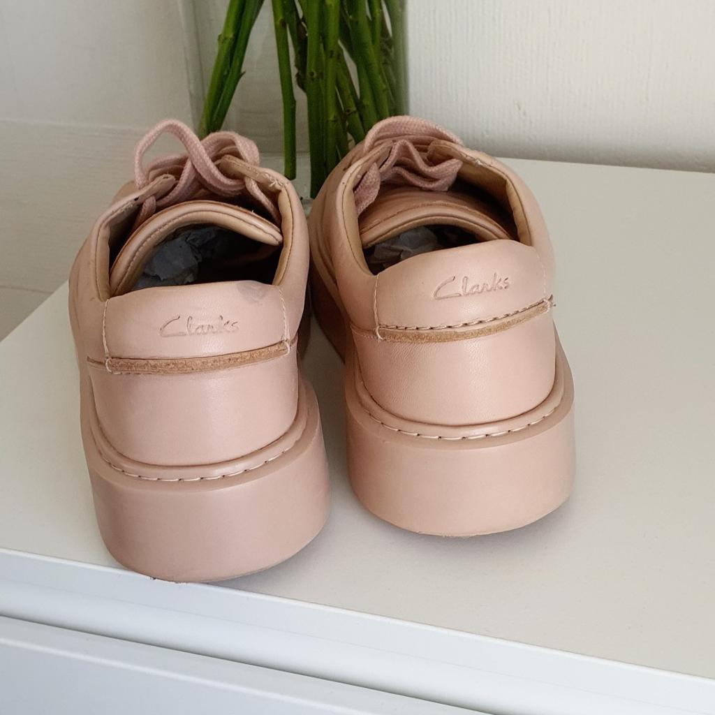 Clarks Women's Hero lite lace leather snickers in size Uk 7
Excellent condition. any imperfections can be seen on photos. Colour is like apricot/rose