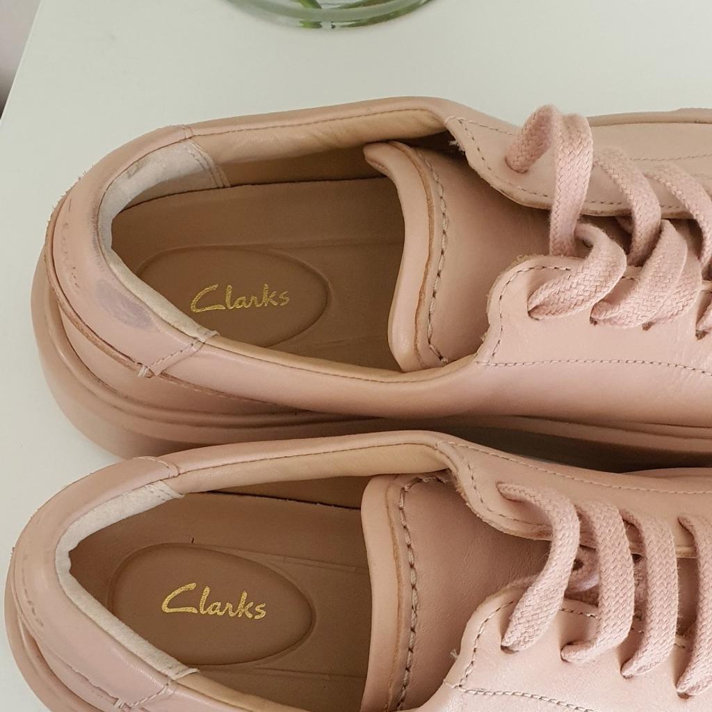 Clarks Women's Hero lite lace leather snickers in size Uk 7
Excellent condition. any imperfections can be seen on photos. Colour is like apricot/rose