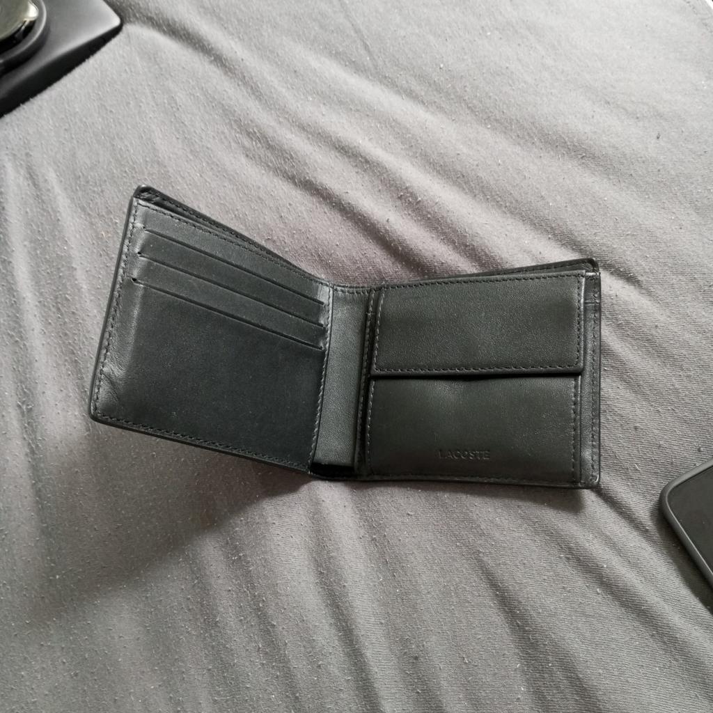 Ich verkaufe ein kaum gebrauchtes Portemonnaie von Lacoste. Der Preis ist auf Verhandlungsbasis