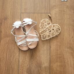 £2
Size 11 child
Zara 
Sandals 
Preloved good condition 

#Zara #strappysandals #whitesandals #zarasandals #sandals