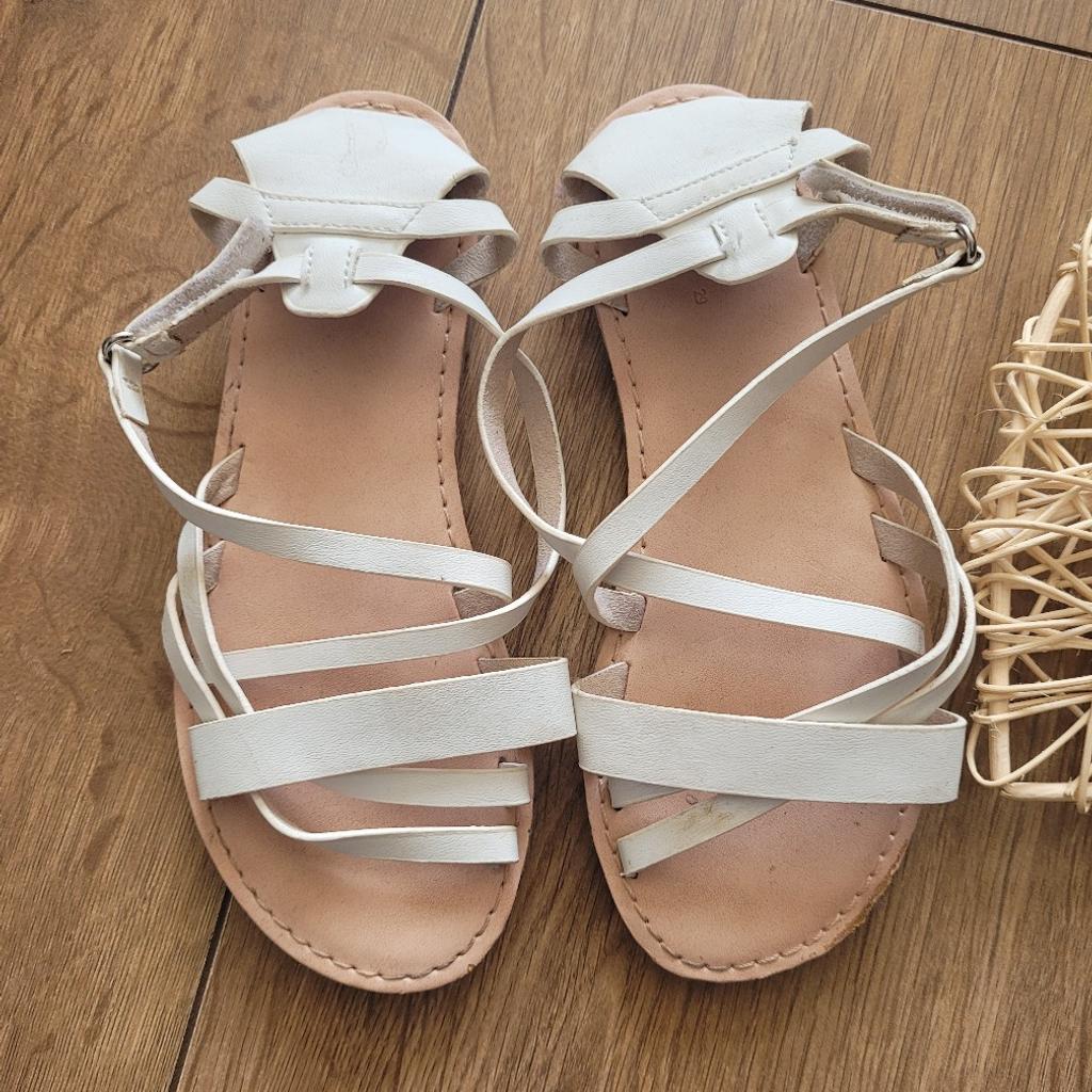 £2
Size 11 child
Zara
Sandals
Preloved good condition

#Zara #strappysandals #whitesandals #zarasandals #sandals