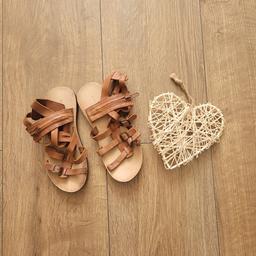 £2
Size 10 child
Zara 
Sandals 
Preloved good condition 

#Zara #strappysandals #brownsandals #zarasandals #sandals