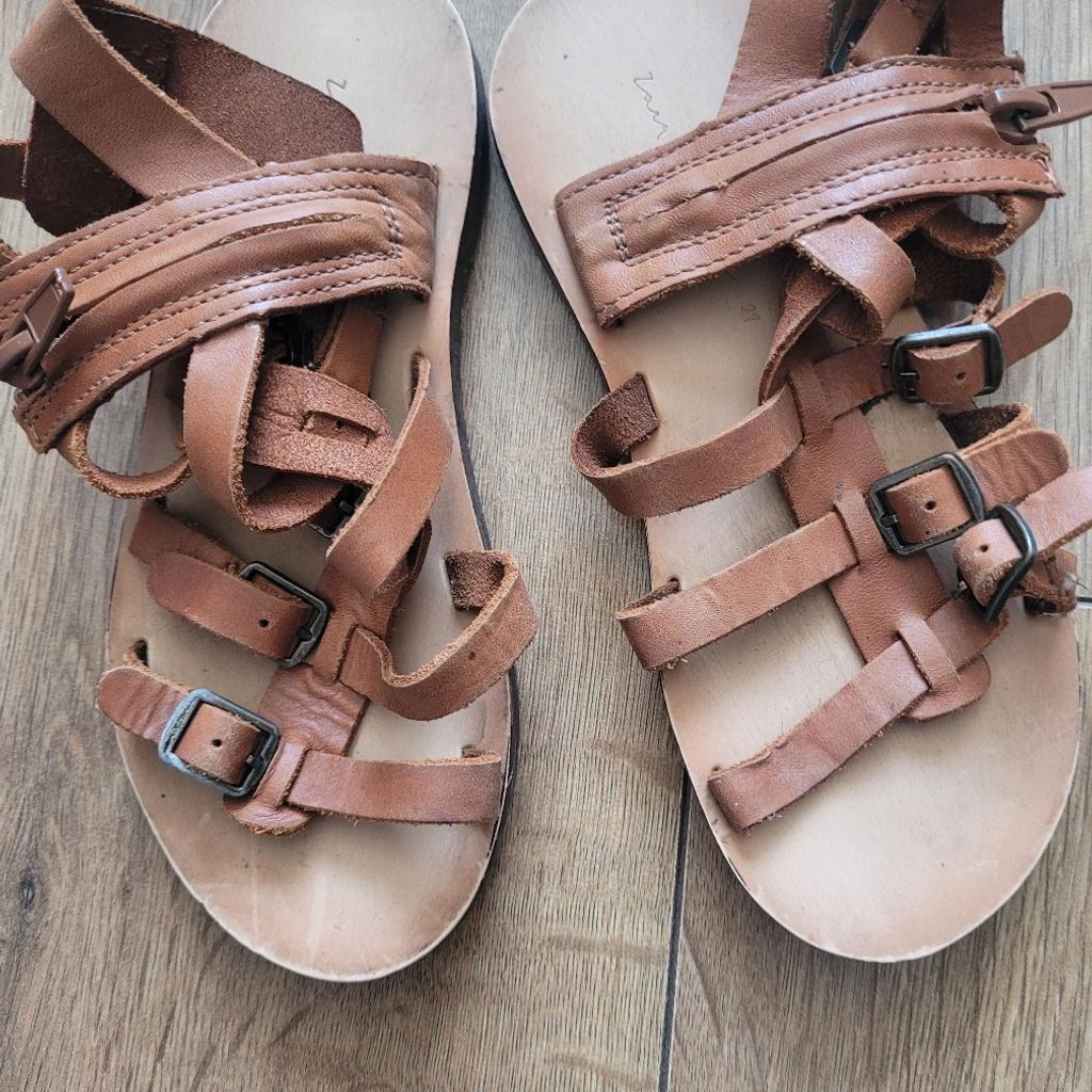 £2
Size 10 child
Zara
Sandals
Preloved good condition

#Zara #strappysandals #brownsandals #zarasandals #sandals