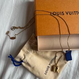 Goldene Louis Vuitton Kette aus der Alphabet LV&ME Kollektion mit „R“ Anhänger. Die Länge ist verstellbar. Sie wird in der Original Verpackung versendet.