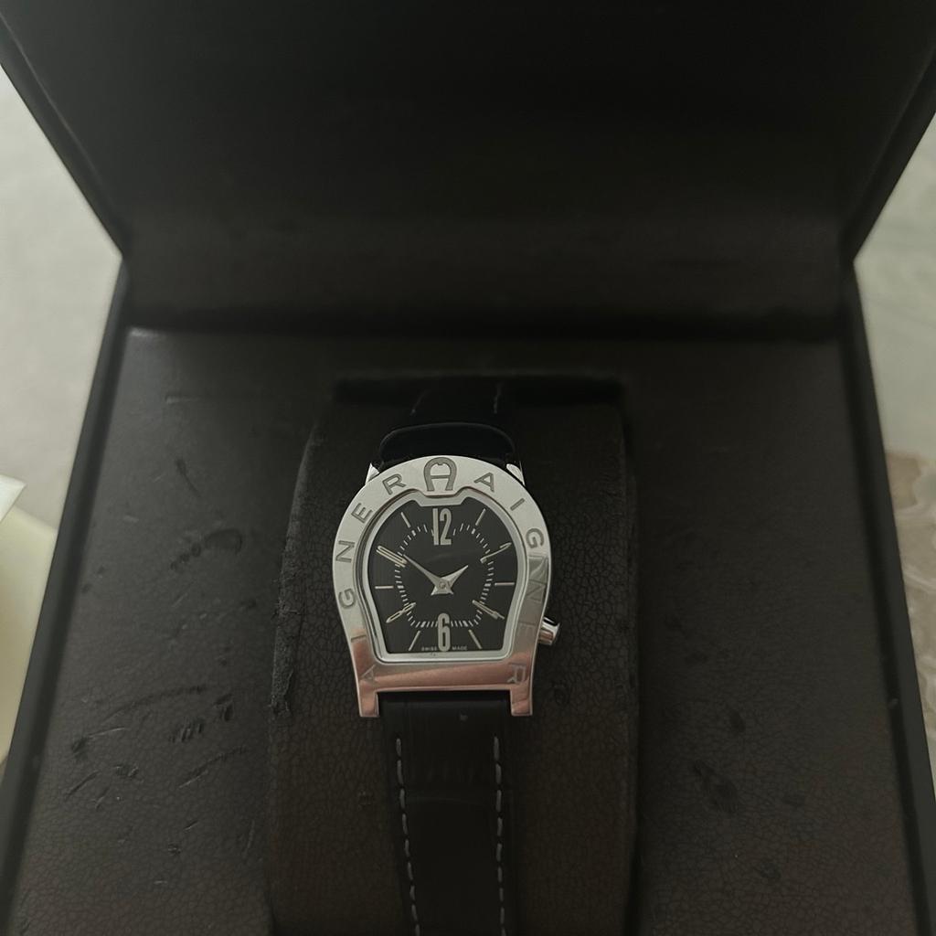 Verkaufe eine Aigner Damenuhr mit schwarzem Lederband.
Die Uhr ist in einem guten Zustand.