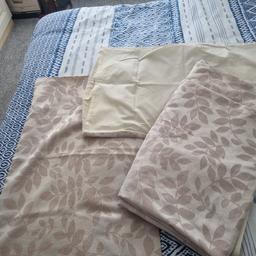King sized bed cover with x2 pillow cases 

slightly discoloured but otherwise good condition 

smoke free home

collection only