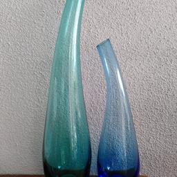 Zwei schöne und harmonierende Glasvasen in erfrischenden Farben.

Zustand gebraucht, aber keine Gebrauchsschäden wie Absplitterungen o.ä.

Höhe:
große Vase ca. 33,5 cm
kleine Vase ca. 25 cm