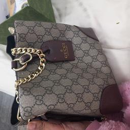 Brand New R . E . P Gucci crossbody Bag with chain strap.
Not the real deal hence the price but a amazing quality.
Comes with box (a little damaged at the bottem)
also a little Bag with it.