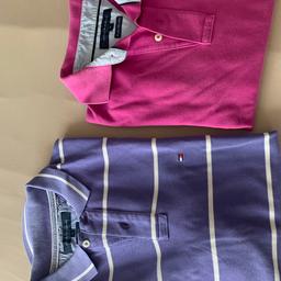 Neuwertige Polo Shirt von Tommy 
Der lila gestreifte  gr L. , Euro 27 
Der Pink gr M , Euro 27 
ORIGINAL Tommy !!!
Beide 50 Euro 😊