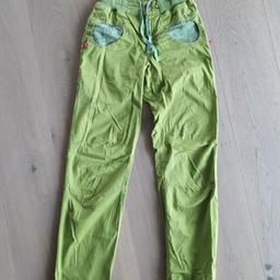 Verkaufe Kletterhose E9 kaum getragen wie neu!!!
Größe: XS
Farbe: Kiwi-grün