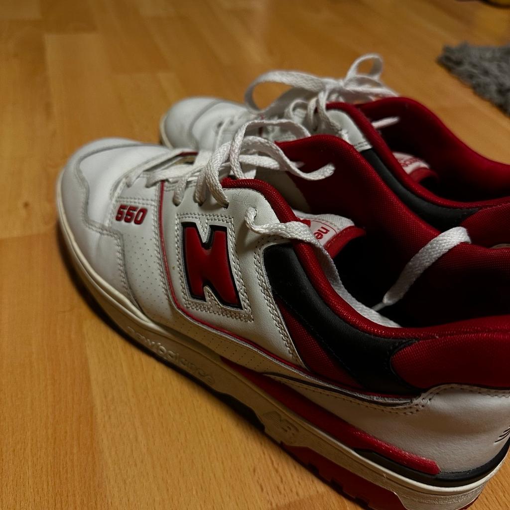 Hier zu verkaufen ist ein paar Sneaker von new Balance 550 white red. Die Schuhe sind in einem sehr gepflegtem Zustand.

Bei Interesse gerne melden