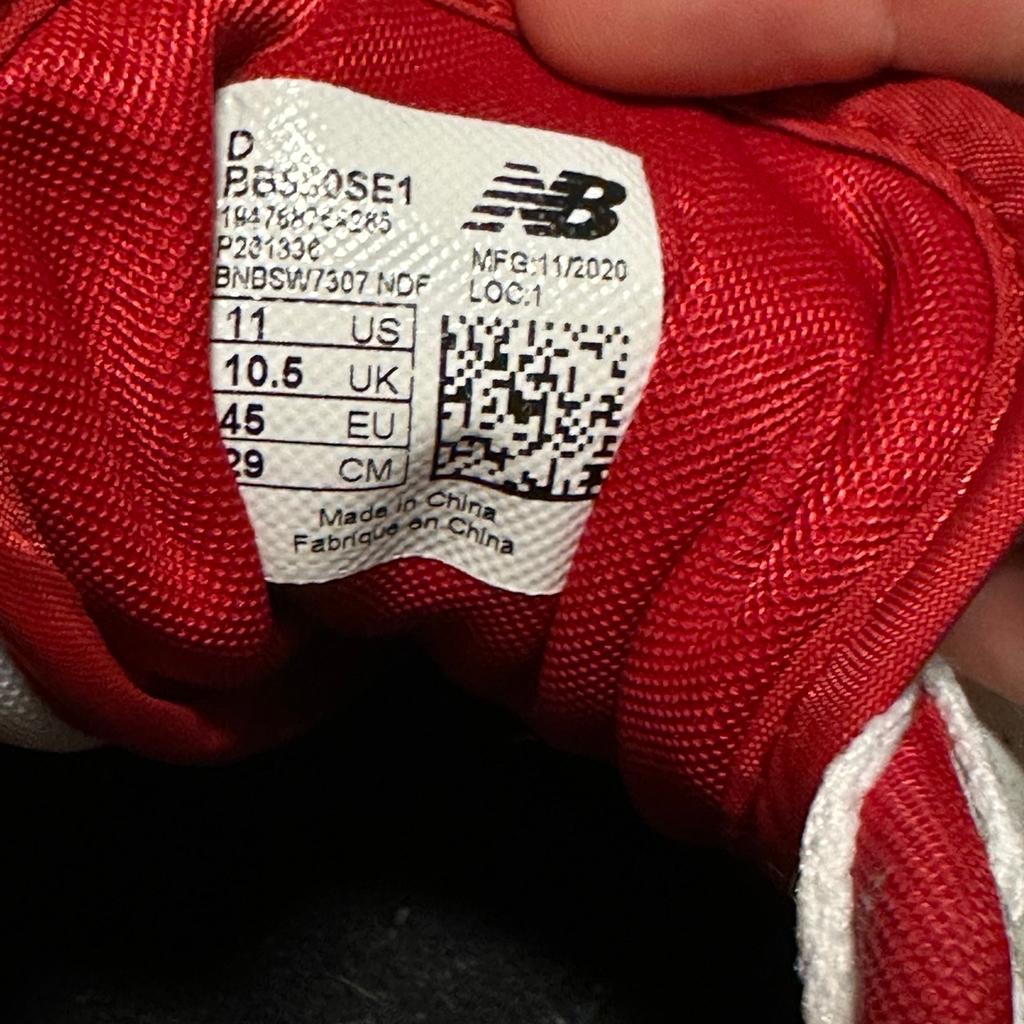Hier zu verkaufen ist ein paar Sneaker von new Balance 550 white red. Die Schuhe sind in einem sehr gepflegtem Zustand.

Bei Interesse gerne melden