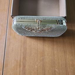 Topfive Women Gold Evening Handbag Bridal Clutch Bag -【High quality rhinestone  Women Bag inlaid with selected rhinestones and a soft satin lining The gold/silver metal frame shows your noble temperament.
【Enough capacity to hold your belongings】The size of the rhinestone clutch bag is 8*4.7inch; a suitable size can meet daily storage needs. Small items such as cell phones,cosmetics, credit cards, cash, keys, etc.
【Detachable chain design】： Mini Evening Handbags is equipped with long and short chains, two detachable chains and a uniquely designed anti-dropping hook, fashionable and more practical, Can be matched according to the occasion and outfit.