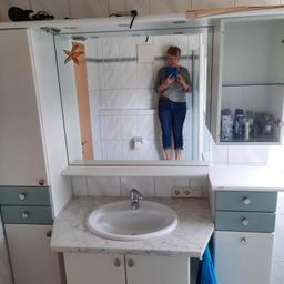 Verkaufe gut erhaltene Badmöbel mit Waschbecken und Spiegel.

Breite = 1,725m, Höhe 1,85 m.

Nur Selbstabholung.