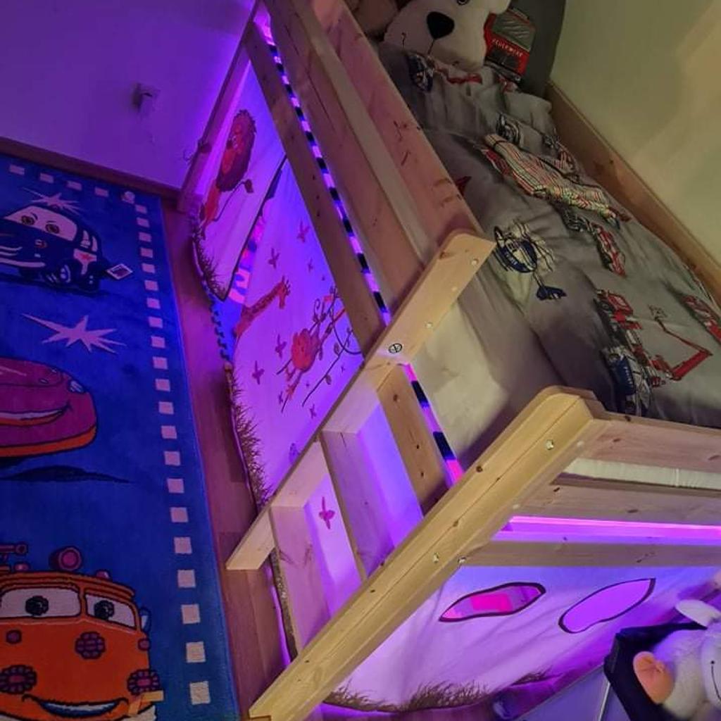 Ich verkaufe ein Etagenbett aus Holz für Kinder mit einem Spielplatz darunter