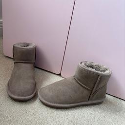 ⭐️collection only from wv11 essington⭐️

🌸girls grey next size 13 short fur lined ugg style boots worn once, still in next for £26 selling for £15