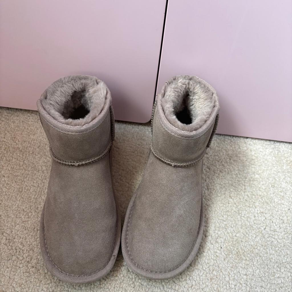 ⭐️collection only from wv11 essington⭐️

🌸girls grey next size 13 short fur lined ugg style boots worn once, still in next for £26 selling for £15