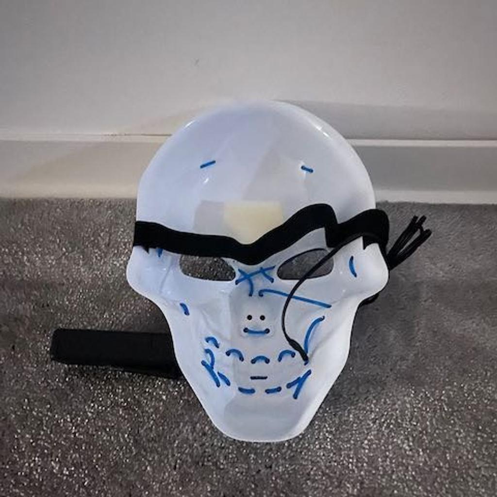 NEU Totenkopf Maske LED blau Halloween JGA Karneval Skelett
3 unterschiedliche Modi: leuchten, blinken, flackern