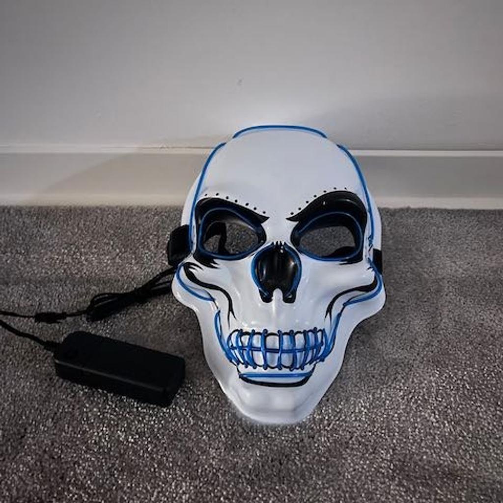 NEU Totenkopf Maske LED blau Halloween JGA Karneval Skelett
3 unterschiedliche Modi: leuchten, blinken, flackern