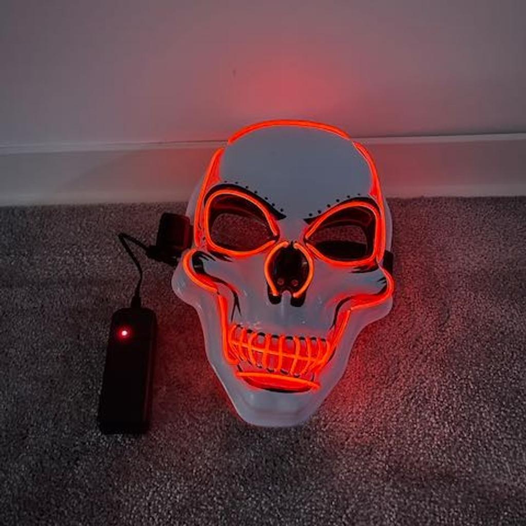 NEU Totenkopf Maske LED rot Halloween JGA Karneval Skelett
3 unterschiedliche Modi: leuchten, blinken, flackern