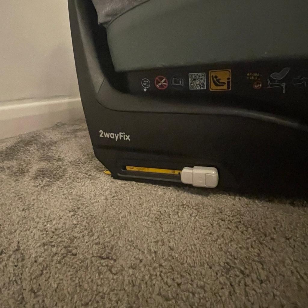 Maxi Cosi Pearl car seat
Faces forwards or backwards.
Never been in an accident.
Missing one lower side strap protector, and slight mark on side of head rest.
Smoke free home.