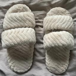 comfy, dirty fluffy slider style slippers.

any questions please ask.