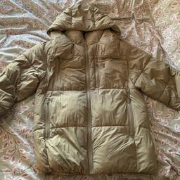 Brand - Zara
Size - XS (could fit upto size 10/12 as its oversized)
Puffer coat lightweight
Colour - Brown/Beige
All 3 pockets have zips
Inside pocket has a button
Elasticated cuffs on sleeves
Has a small pen mark as displayed opposite top pocket
Has 2 very small marks of highlighter on sleeve (displayed)
Good conditon!
Bought for £70