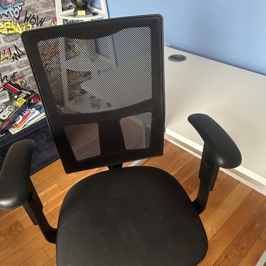 Desk and chair in very good chair
Chair is great for back support as proper office chair
Desk will be dismantled for collection
 Collection only

Bargain !

Non smoking pet free home