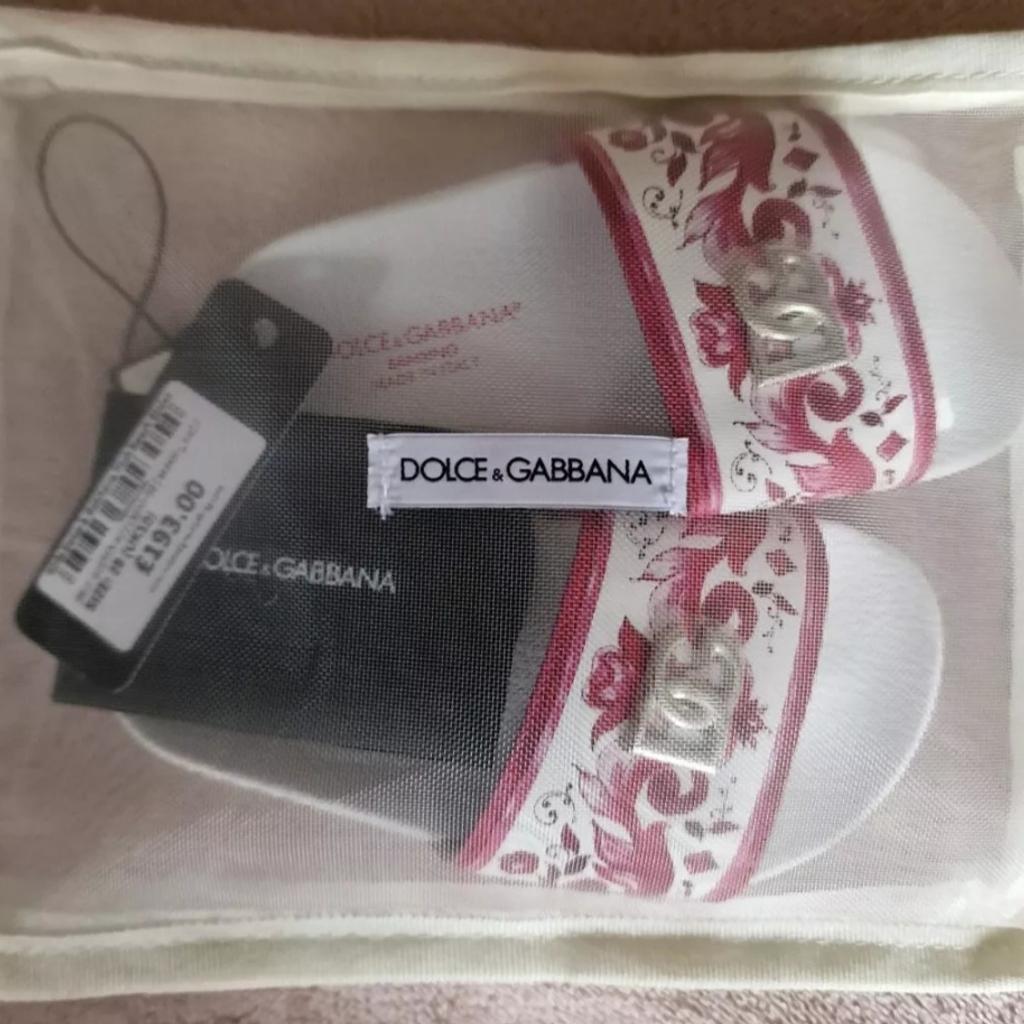 Dolce & Gabbana Pool Sliders Majolica print.

Size UK 10 (EU 27/28).

New with tags, zip lock bag and care cards.