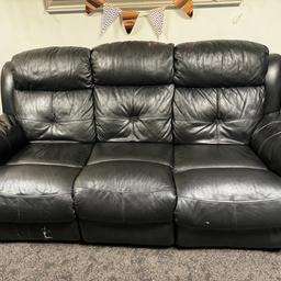 These two sofas has recliners. There are some minor marks of the sofas. I want to get rid of the sofa that’s why they are so so cheap. Think about it, two sofas for £100. Now that’s a bargain.!