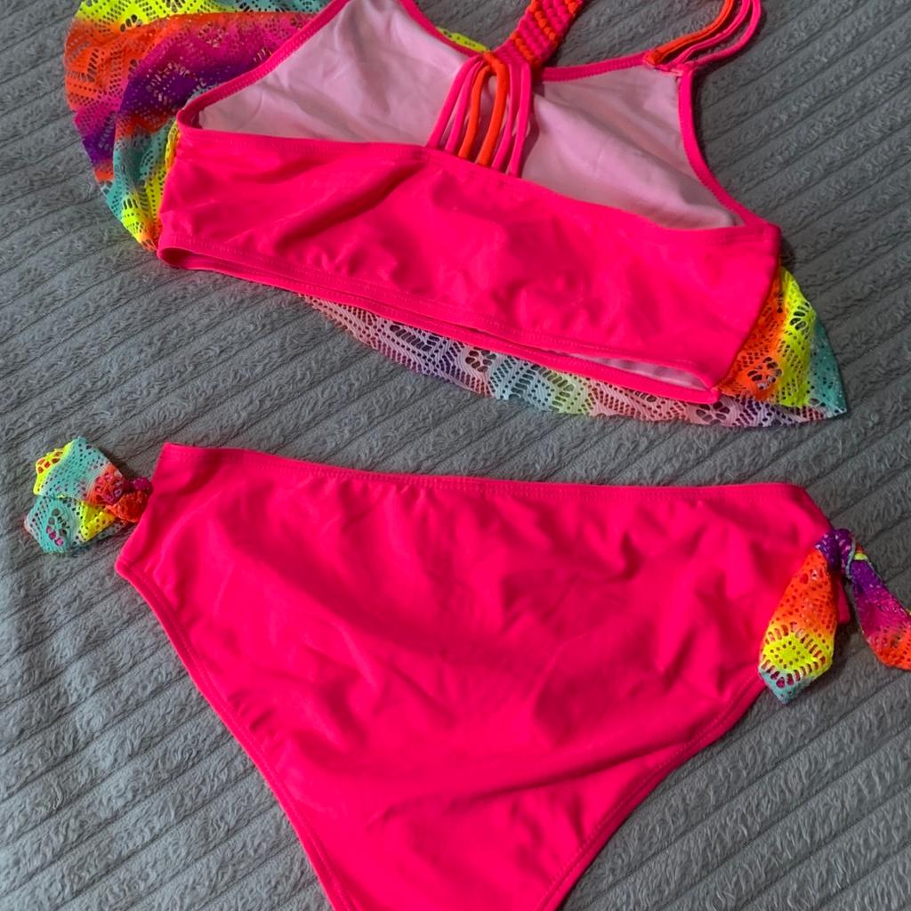 Girls bikini set
£3 each

5 years x 1
13 years x 1

Post £3.70 up to 2kg
Collection ls20