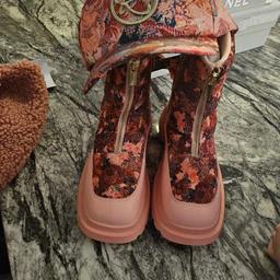 girls brand new flower pink River Island boots and brand new matching cap with tags, size 3,
will throw in matching pink teddy coat and gawjus pink mayoral fur hood coat both age 11