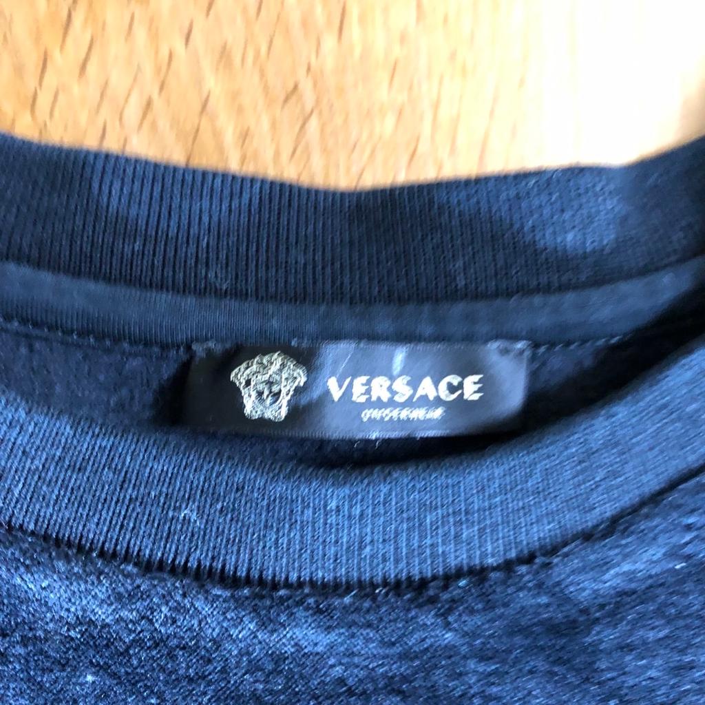 Verkaufe hier meinen Schwarzen Samt Sweater von Versace. Der Pullover ist Größe L fällt aber etwas größer geschnitten aus. Die Stickung ist aus Seide der rest des Pullovers besteht aus Samt.
Versand möglich. Abholung in Bregenz.