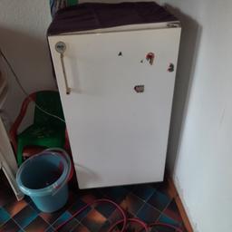 Hallo verkauf noch zu funktionierenden Garten Kühlschrank des Vorgängers es muss nur einmal richtig sauber gemacht werden und ne neue birne rein kann vor Ort getestet werden