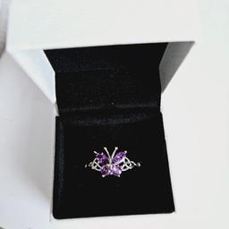 Silver coloured, purple shimmer stone butterfly ring, openwork design sides, size Large..comes boxed.. Not pandora ..NEW 

cash and collection only, thanks.
possible delivery to Conisbrough on Saturday mornings only around 11 am.