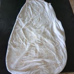 Schlafsack mit Regenbogen, Größe 65- 80. Reißverschluss schließt von oben nach unten so kann das Kind ihn nicht öffnen