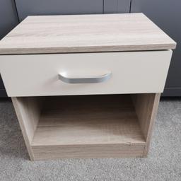 2 bedside cabinets (one has slight chip in but still in really good condition)

Chester draws matching in really good condition.

Only selling as changing colour scheme. Ideal for a start up or for a child's bedroom

Would deliver for small charge depending how far you are
