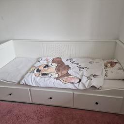 hemmnes Bett weiß mit 3 Schupladen Maße 80x200cm
2 Matratzen
2 Holzstäbe gebrochen
Preis verhandelbar