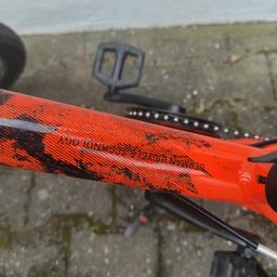Mountainbike von Gohst in schwarz orange hat acht Gänge gut erhalten neupreis liegt bei 400 €
20 Zoll