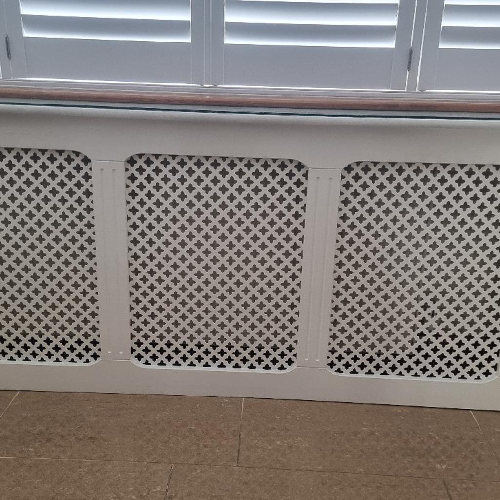 Radiator Cover with Toughened Glass top
30 inch wide 67 & 1/4 inch long
paint slightly cracked on top under the Glass other wise good condition