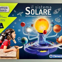 Il Sistema Solare luminoso della CLEMENTONI. Scienza e Gioco insieme per bambini dagli 8 anni in su. Lampadina che illumina il Sole. Pianeti che ruotano con un meccanismo funzionante con batterie stilo (non incluse). Gioco da montare, mai utilizzato.