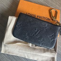 Only used a couple of times
💯 authentic
Louis Vuitton key and coin pouch
Zip closure, key ring attached for keys
Comes with box and dustbag
Code is provided on the pictures
No marks
Perfect condition
Collection only