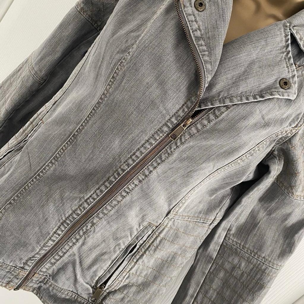 Next Women's Denim Biker Jacket
Size 10
Excellent Condition
Grey Denim
Side Zipped Pockets
Zip & Stud Fastening

Approx Measurements:
Front Length: 25 inches

100% Cotton
Machine Washable

From A Smoke And Pet Free Home
Selling Due To A Massive Clear Out, Please See My Other Items As Happy To Combine Postage
All Measurements Taken With Garment Lying Flat On The Floor