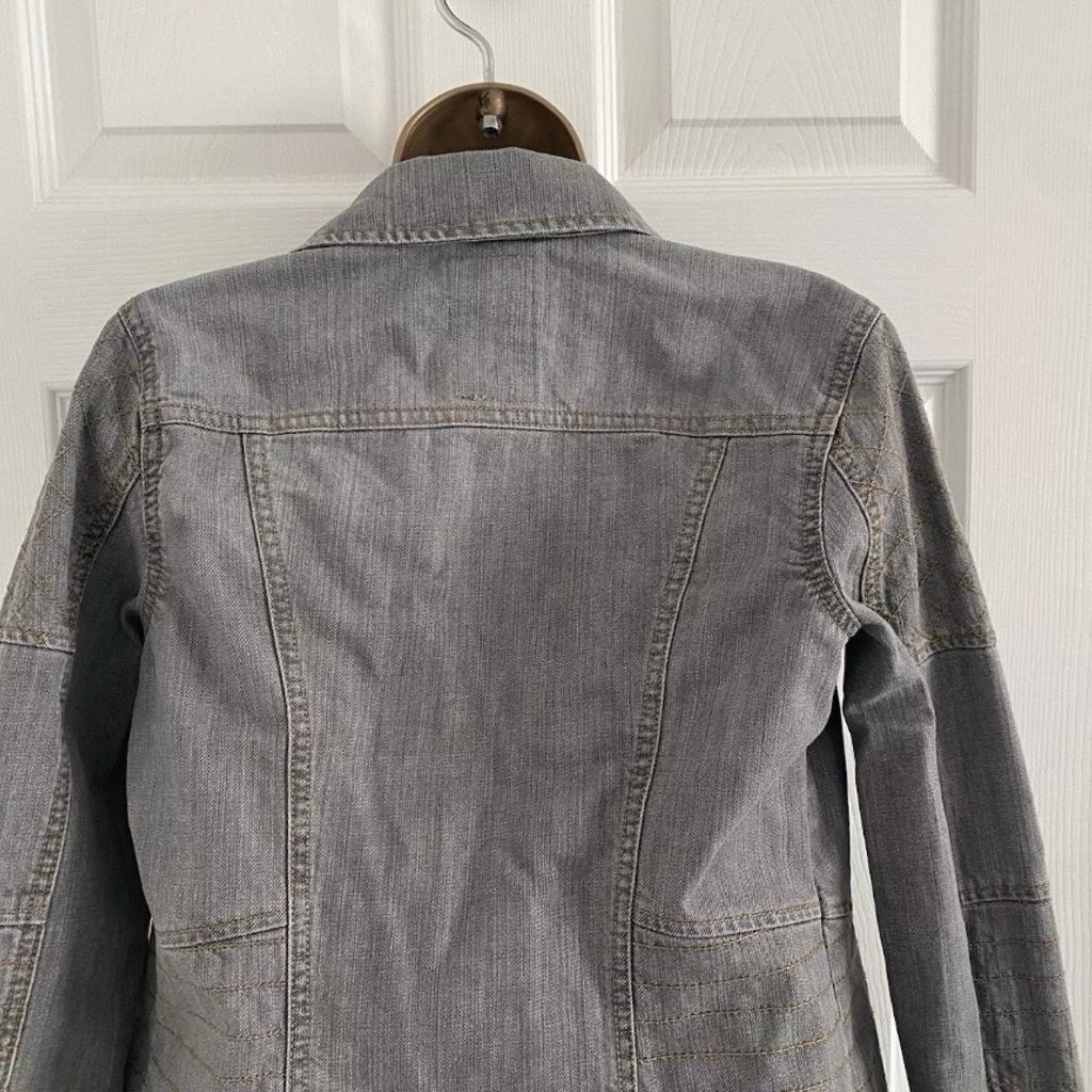 Next Women's Denim Biker Jacket
Size 10
Excellent Condition
Grey Denim
Side Zipped Pockets
Zip & Stud Fastening

Approx Measurements:
Front Length: 25 inches

100% Cotton
Machine Washable

From A Smoke And Pet Free Home
Selling Due To A Massive Clear Out, Please See My Other Items As Happy To Combine Postage
All Measurements Taken With Garment Lying Flat On The Floor