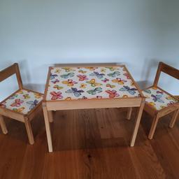 Ikea Lätt Kindertisch mit 2 Stühlen
die Tischplatte und Sitzflächen wurden mit einer Folie bezogen
normale Gebrauchsspuren