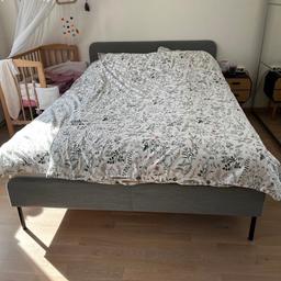 Neuwertiges Bett, ein Jahr alt, Matratze wird kostenlos dazugegeben, da etwas älter. 140x200