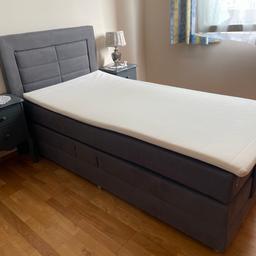 Boxspring Bett mit verstellbarer Liegefläche inkl. Nachtkästchen.
Maße: Breite/Länge/Höhe:98cm x 200cmx 66
